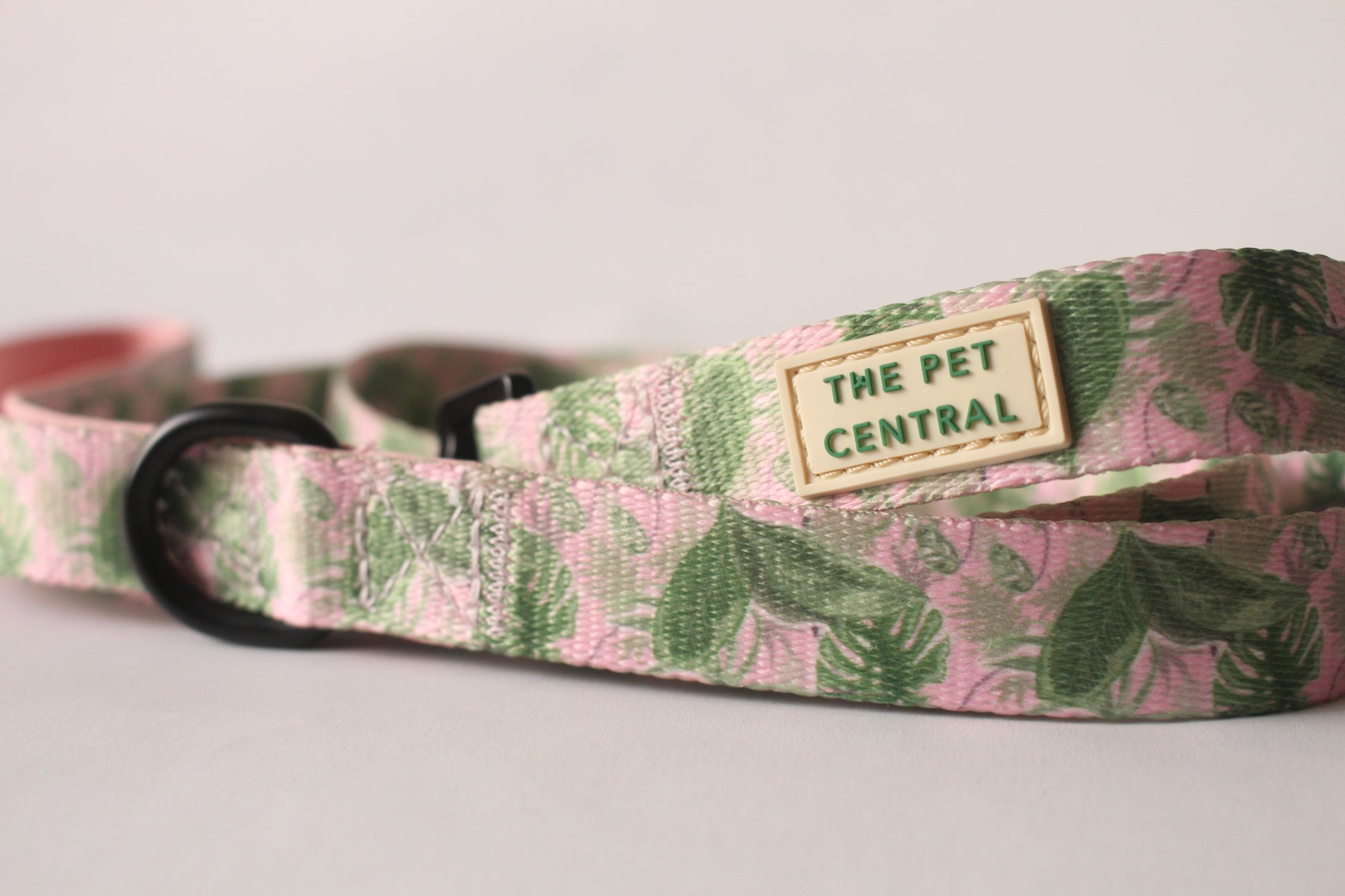 The Pet Central Tropical Bloom dog lead showing the branding and D-clip to attach the matching Tropical Bloom Dog Poop Bag Holder